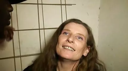 Gyönyörű barátnők kibaszott a szabadban. eroszakos sex