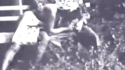 Gyönyörű erőszakosszex cunilingus és szex egy csinos lánnyal és masszőrrel.