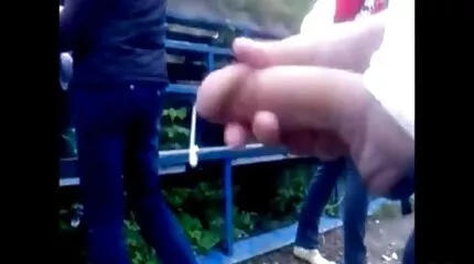 Gyönyörű hármas szex fiatal barnák és egy lelkes szerető. leszbi erőszak