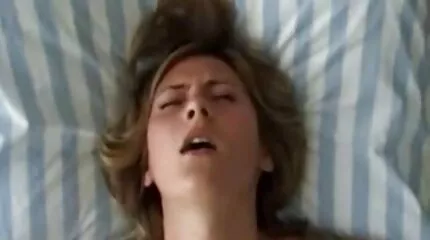 Egy eroszakos szex kamerás srác hátulról baszik meg egy barnát.