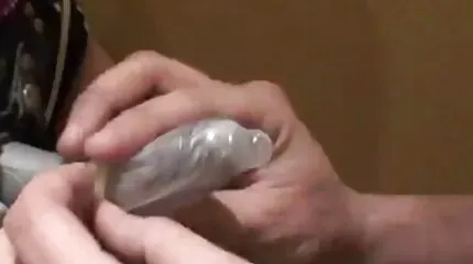 A néger jóízűen megsüt egy sovány csajt erőszakos szexvideó kalapban és cum rá.