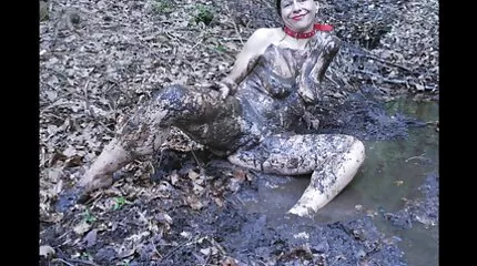 Hatalmas kakas eröszakos porno filmek hatol a lány száján, punciján és fenekén.