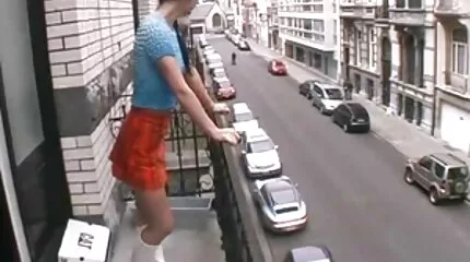 Tapasztalt csaj eroszakos baszas férfit használ szexre.