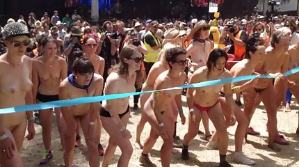 Pornó egy kopasz férfival és egy nagyon kövér nővel fekete harisnyában szex videók erőszak