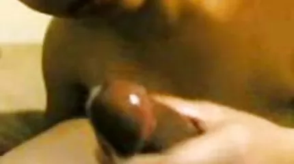 A gyönyörű orosz feleség megkóstolta a szomszéd cuccát az asztalon. porn erőszak