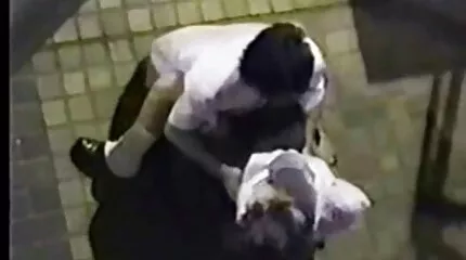 Uborkás leszbikusok dugnak erőszakos szexfilmek a konyhában, és nyalják a borostás puncit.