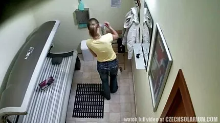 Egy aranyos fehér erőszakos sex video bőrű lány nyögni fog attól, hogy vibrátorral maszturbálja a pináját.