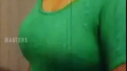 Sok spermium vizezi a különféle kurvák erőszakos sex videok arcát és ajkát meztelenül, bugyi nélkül.