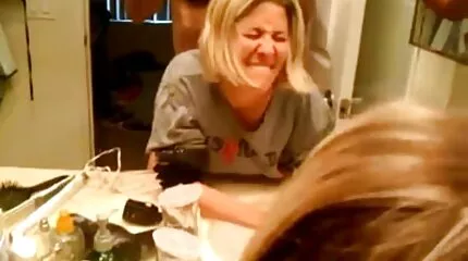 Fiatal csaj mell nélkül kap creampie erőszakos szopatás nagy segg után kibaszott.