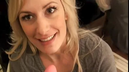 A rongyos erőszakos pornó videó férfi egy másik férfi cumáját nyalja feleségének pincájából.