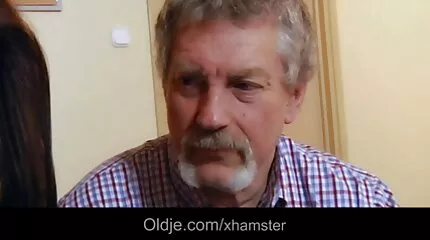 Mulatto maszturbál puncit, és egy eroszakos sex nagy csavart kap a szájába és a puncijába.