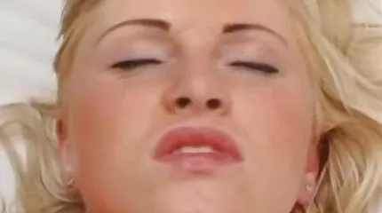 Egy tapasztalt, melles kurva orgazmust kap egy fiatal erőszakos szeksz szomszédjával.