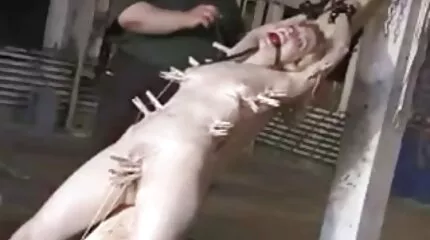Elhajtott erőszakolós porno egy vékony lányt, és a szájába adott egy nőt, majd kibaszott egy szukát.
