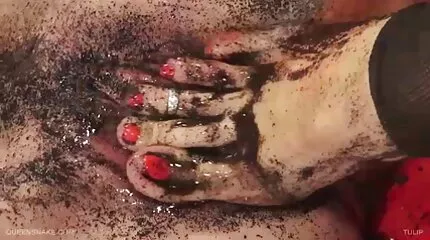 Egy eroszakos szex kopasz ember sétál egy nagy farkával, három melles üszővel.