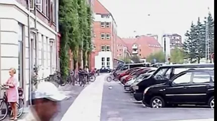 Egy fiatal lányt meghívtak egy csoportos eröszakos szex szexre érett emberekkel együtt.