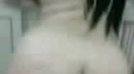 Fiatal adnak anális ejakulációval a eröszakos szex szájban.