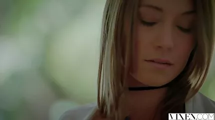 Miután bulizott a jachton, a pár nemi erőszak pornó a kabinba megy, ahol dugnak.