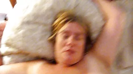 A vad erőszakos baszás szex után egy mellkassal minden melle spermiumban van.