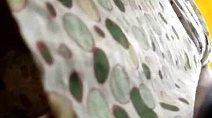 Egy fiatal vörös hajú nemi erőszak pornó vadállat leveszi vörös ruháját, és meztelenül sétál a természetben.