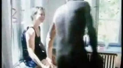 Egy keskeny szemű barna hatalmas nemi erőszak pornó végére ültetve.