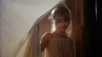 Kövér nő hatalmas mellei remegnek a kamerában erőszakossex szóló közben