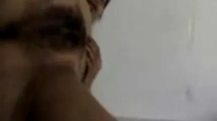 A tapasztalt dominók erőszakos baszás hatalmas pántokat rángatnak le, és fenyegetik a srácok fenekét.