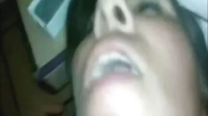 Egy gyönyörű ukrán nő levetkőzött egy erőszakos porno filmek pornó castingon, és megmutatta bájait.