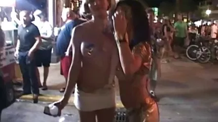 Fiatal karcsú barna erőszakos szeksz maszturbál édes punci a tengerparton.
