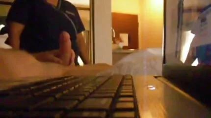 A srác megnyalta a punciját szex előtt. Pornóvideó Samantha erőszakos szex filmek Rone-nal.