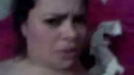 Pikaper hűvösen megbasz egy sovány lányt, és eroszakos sex megtölti spermával.