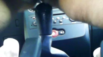 A forró szex után a lány megcsókolja a srác eröszakos porno filmek péniszének fejét és szopja.