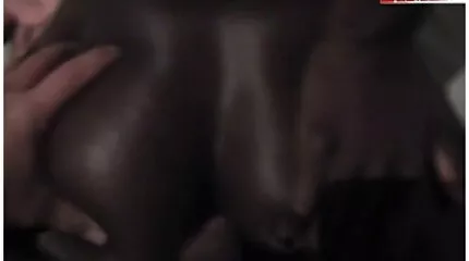 Amatőr hármasban erőszakossex két fiatal lánnyal az ágyon.