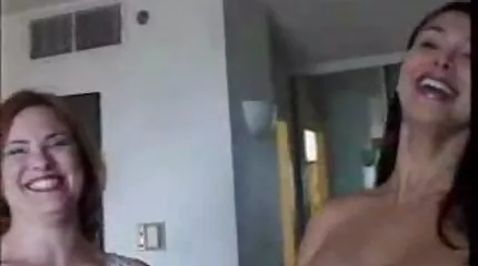 Férj egy barátjával erőszakos pornó filmek baszik a feleségével egy padon az öltözőben.