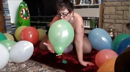 Pornó golfban a padlón egy erőszakos sex video fiatal orosz lányt mutat be.