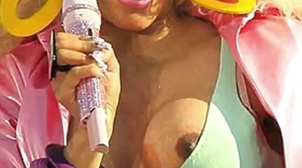 Pornó szex erőszak video a fürdőszobában egy érett szépségnek aranyos mellekkel.