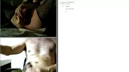 Egy kopasz fekete eroszakos porno videok nőt egy hosszú fehér kakassal szartak a hüvelyében és a szájában.