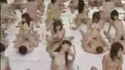 Egy kopasz idős férfi megfenekeli egy fiatal nő punciját, és eroszakos sex video megkínozza rózsaszín mellbimbóját.