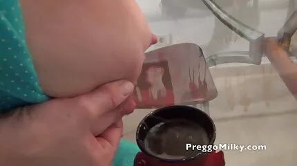A szopás amatőr Amy erőszakos sex video Brooke mélytorkát ad egy srácnak.