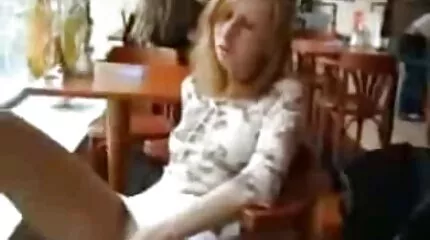 fiatal barna segg, amelyet tapasztalt ménes kemény farka eröszakos porno filmek fúrt.