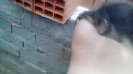 A fickó szopja a farkat, és anális pornót csinál transzval sex erőszakos a végbélnyílásban.