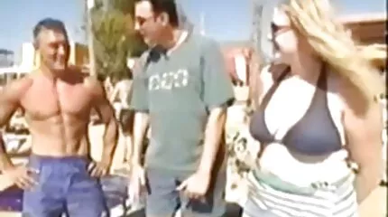 A szépségek leszbikus szexet folytattak, majd közel eröszakos szex videok engedték a srácot a puncikhoz.