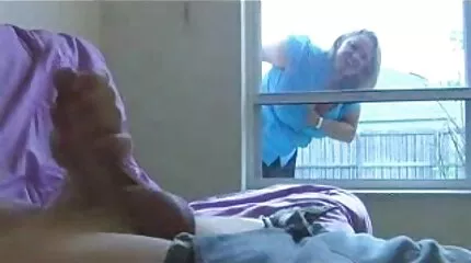 Amatőr pornó eroszakos baszas egy csajjal, aki egy nagy faszt szív a mélyre