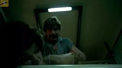 Fiatal csinos porn erőszak lány leveszi az ingét, és megmutatja a nagy melleit.
