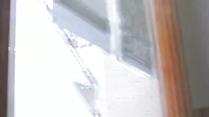Egy férfi baszás közben hátulról ráesett egy csajra eröszakos szex videok és erőteljesen baszott.
