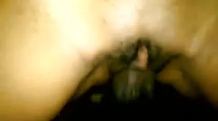 Egy hosszú farkú férfi felkap a nővel folytatott erőszakos sex anális szextől
