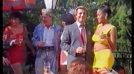 A feketék megbasznak erőszakos szexvideó egy fehér nőt, és úgy cumiznak az arcán, mint egy barát