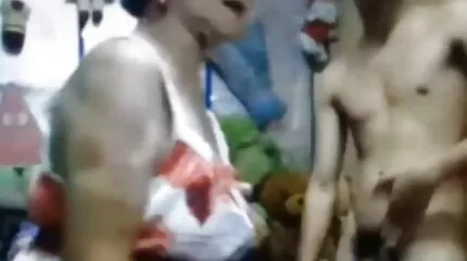 Egy gyengéd masszőr eroszakos szex egy barnát adott a szájába, és egy borjút szúrt a kanapén.