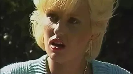 A nemi erőszak pornó srác egy széles ágyon kibaszott két orosz kurvát punciban.