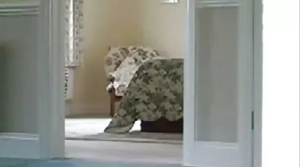 Egy nagy farkas erőszakos szexvideó srác szereti a főnököt dugni az asztalon.