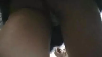 A fickó óvszeres farkával elégíti nemi erőszak pornó ki a lányt.